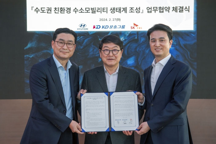 (왼쪽부터) 현대차 국내사업본부장 정유석 부사장, KD운송그룹 허상준 대표이사, SK E&S 추형욱 대표이사가 기념촬영을 하고 있다. 사진=현대차 제공