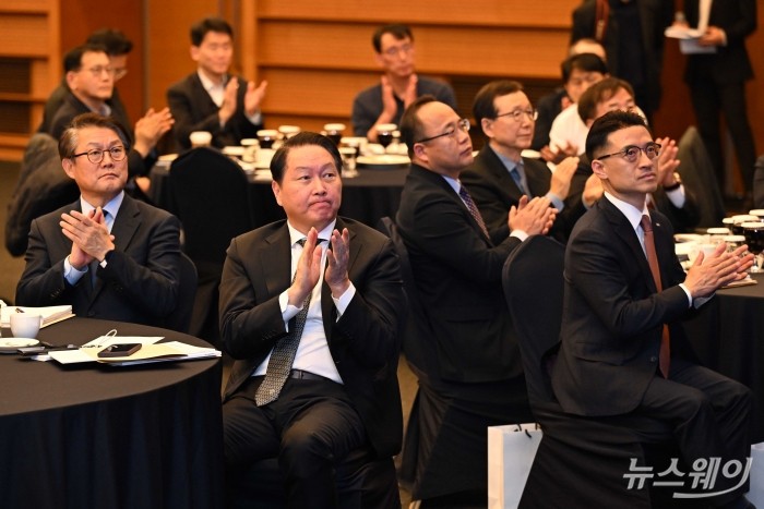 최태원 대한상공회의소 회장을 비롯한 내빈들이 29일 오후 서울 중구 대한상공회의소에서 열린 제25대 서울상의 회장 선출 관련 서울상공회의소 정기총회에서 박수를 치고 있다. 사진=강민석 기자 kms@newsway.co.kr