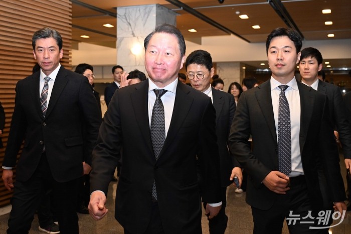 최태원 대한상공회의소 회장이 29일 오후 서울 중구 대한상공회의소에서 열린 제25대 서울상의 회장 선출 관련 서울상공회의소 정기총회에서 참석하기 앞서 내빈들을 만나기 위해 내빈실로 들어서고 있다. 사진=강민석 기자 kms@newsway.co.kr