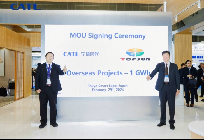 CATL ESS EM Mr. Luke Lu 사장(좌측에서 첫번째)과 탑선 정규철 최고 운영 책임자(COO, Chief Operating Officer)가 MOU 체결 기념 촬영을 하고 있다. 사진=탑선 제공