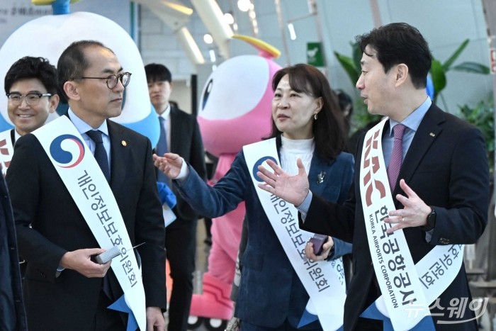 (왼쪽 첫 번째)고학수 개인정보보호위원회 위원장과 (오른쪽 첫 번째)윤형중 한국공항공사 사장이 4일 오후 서울 강서구 김포공항 국내선에서 열린 '여행 속 개인정보 보호 캠페인'에서 공항 이용객 대상으로 개인정보 보호를 설명하기 앞서 대화를 하고 있다. 사진=강민석 기자 kms@newsway.co.kr