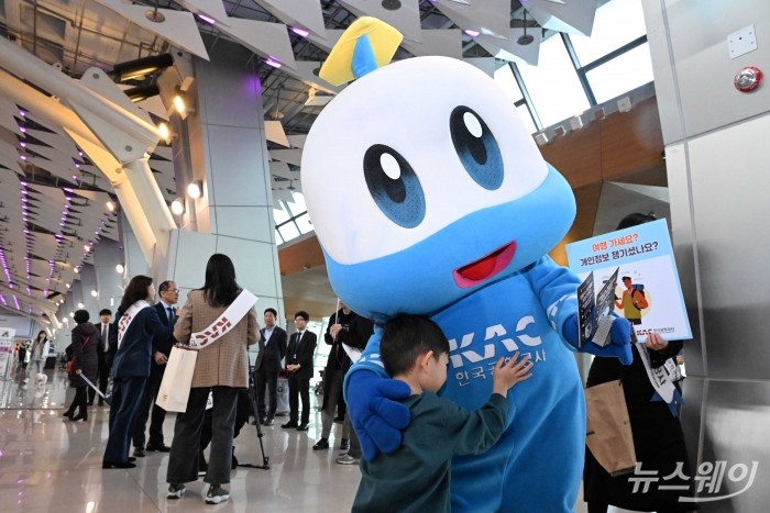 한국공항공사의 마스코트인 포티가 4일 오후 서울 강서구 김포공항 국내선에서 열린 '여행 속 개인정보 보호 캠페인'에서 공항 이용객들 대상으로 개인정보 보호 관련 홍보활동을 하고 있다. 사진=강민석 기자 kms@newsway.co.kr