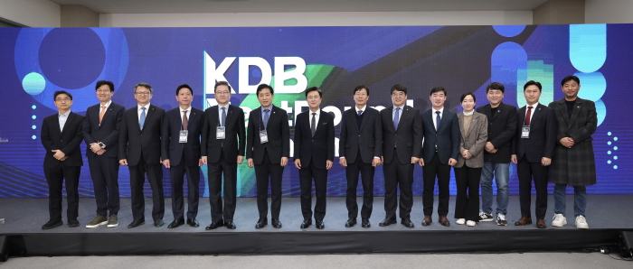(왼쪽에서 다섯번째부터) 강석훈 산업은행 회장, 김주현 금융위원장, 김태흠 충남도지사, 배창우 충남지방중소벤처기업청장, 강희준 충남창조경제혁신센터장, 남승일 충남벤처협회장이 4일 열린 행사에서 기념촬영을 하고 있다. 사진=산업은행 제공