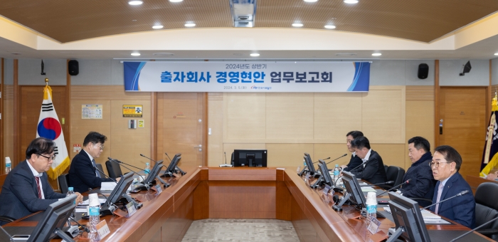 한국서부발전은 5일 충남 태안 본사에서 국내 주요 출자회사를 대상으로 경영현안 업무보고회를 진행했다. 사진은 박형덕 서부발전 사장(오른쪽 첫 번째)이 업무보고에 앞서 당부 사항을 전달하는 모습. 사진=한국서부발전 제공