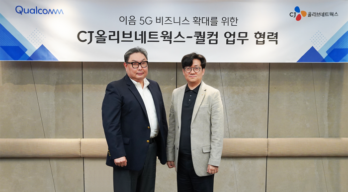 CJ올리브네트웍스가 퀄컴과 이음5G 비즈니스 협력을 추진한다. 사진은 유인상 CJ올리브네트웍스 대표이사(오른쪽)와 권오형 퀄컴 본사 수석 부사장 겸 아태지역 총괄 사장(왼쪽) 사진=CJ올리브네트웍스 제공