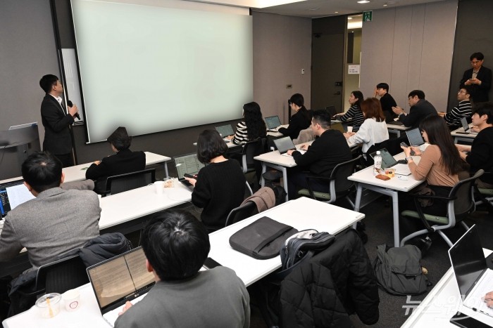 윤일용 포스코DX AI기술센터장이 6일 오전 서울 종로구 HJBC에서 열린 산업용 AI 미디어 컨퍼런스에서 발표를 하고 있다. 사진=강민석 기자 kms@newsway.co.kr