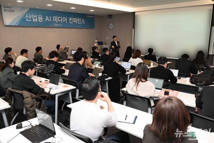 윤일용 포스코DX AI기술센터장이 6일 오전 서울 종로구 HJBC에서 열린 산업용 AI 미디어 컨퍼런스에서 발표를 하고 있다. 사진=강민석 기자 kms@newsway.co.kr