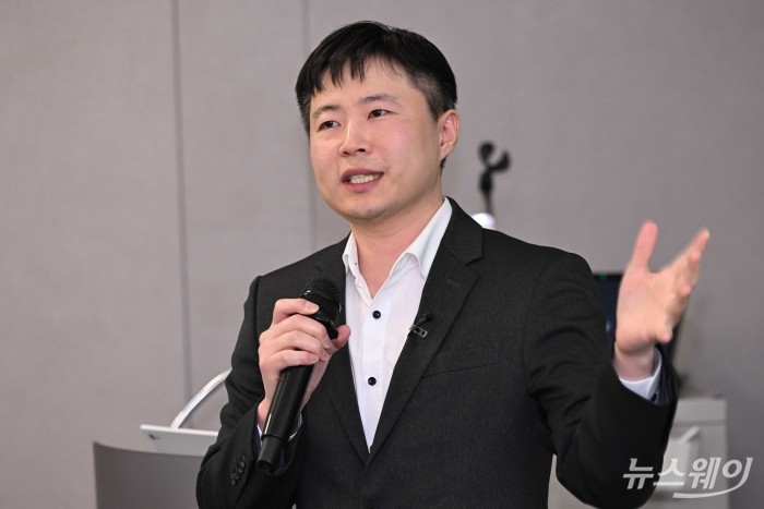 윤일용 포스코DX AI기술센터장이 6일 오전 서울 종로구 HJBC에서 열린 산업용 AI 미디어 컨퍼런스에서 발표를 하고 있다. 사진=강민석 기자 kms@newsway.co.kr