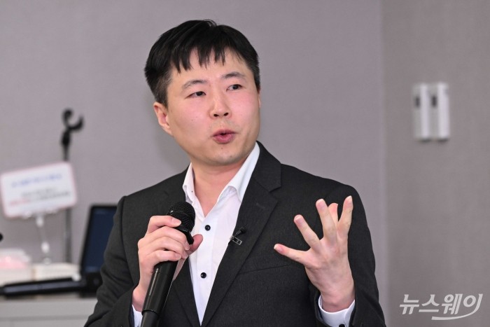 윤일용 포스코DX AI기술센터장이 6일 오전 서울 종로구 HJBC에서 열린 산업용 AI 미디어 컨퍼런스에서 발표를 하고 있다. 사진=강민석 기자 kms@newsway.co.kr