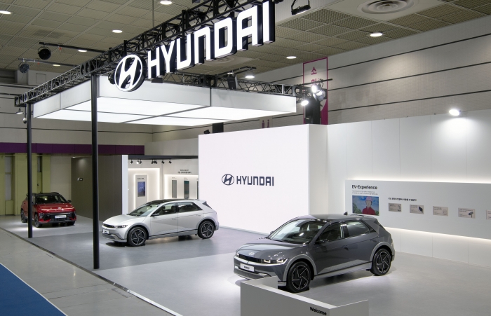 6일부터 8일까지 서울 강남구 코엑스에서 열리는 'EV 트렌드 코리아 2024'에 마련된 현대차 부스에 현대차 아이오닉5 등이 전시돼 있다. 사진=현대차 제공