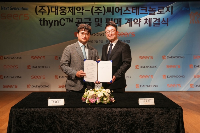 이창재 대웅제약 대표(왼쪽)와 이영신 씨어스테크놀로지 대표가 계약서 서명후 기념촬영을 하고 있다. 사진=대웅제약 제공