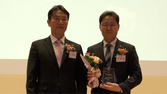 지난 27일 금융감독원에서 열린 1사1교 금융교육 우수사례 시상식에서 박권일 DB손해보험 본부장(오른쪽)과 이복현 금융감독원장이 기념촬영을 하고 있다. 사진=DB손해보험 제공