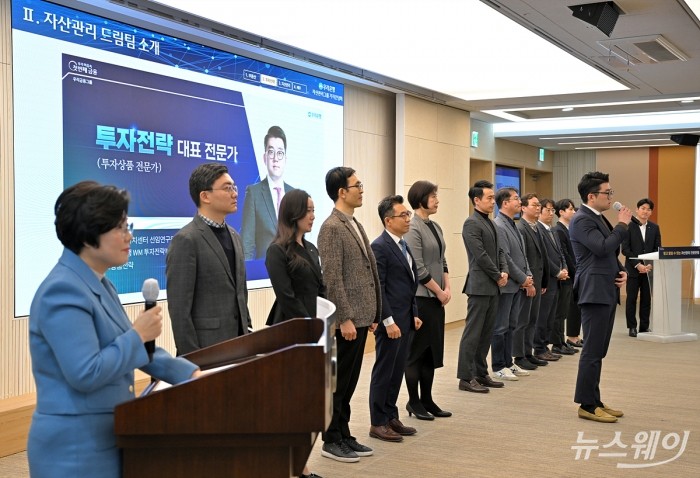 우리은행이 7일 오전 서울 중구 본점에서 '우리은행 자산관리 전문은행 도약 기자간담회'를 열고 2024년 부동산 시장 분석, 자산관리 대표 전문가 소개, '고객에게 드리는 6大 다짐 발표'를 하고있다. 사진=이수길 기자 Leo2004@newsway.co.kr