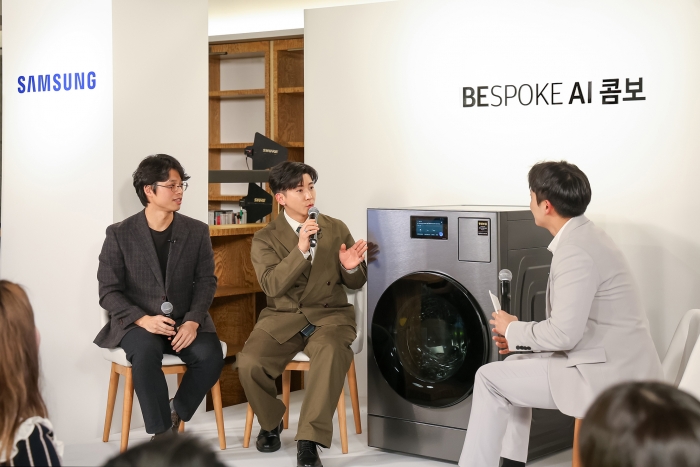 삼성전자 직원과 '청소광' 브라이언이 비스포크 AI 콤보 제품으로 토크쇼를 진행하고 있다. 사진=삼성전자 제공