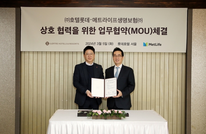 전원태 메트라이프생명 최고마케팅책임자(오른쪽)와 양재혁 롯데호텔 마케팅전략부문장이 지난 5일 롯데호텔 서울에서 메트라이프생명과 롯데호텔의 상호협력을 위한 협약식을 진행했다. 사진=메트라이프생명 제공
