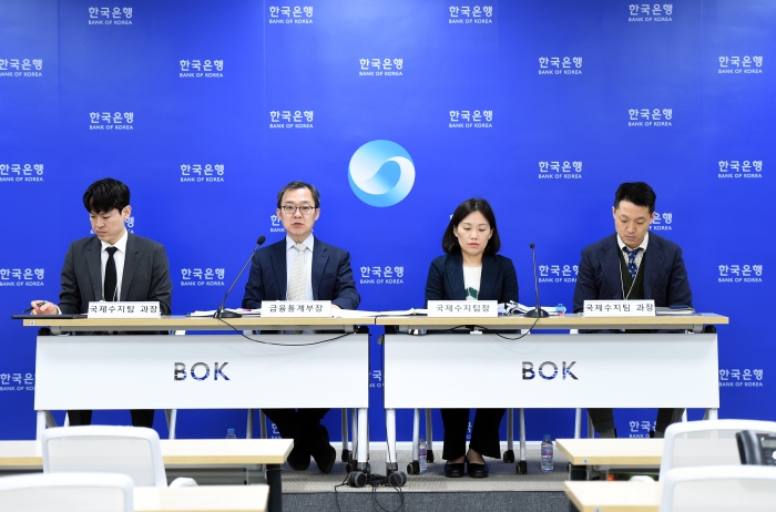 8일 오전 서울 중구 한국은행에서 열린 2024년 1월 국제수지(잠정) 설명회에 참석한 (왼쪽부터) 이영우 국제수지팀 과장, 송재창 금융통계부장, 문혜정 국제수지팀장, 안용비 국제수지팀 과장. 사진=한국은행 제공