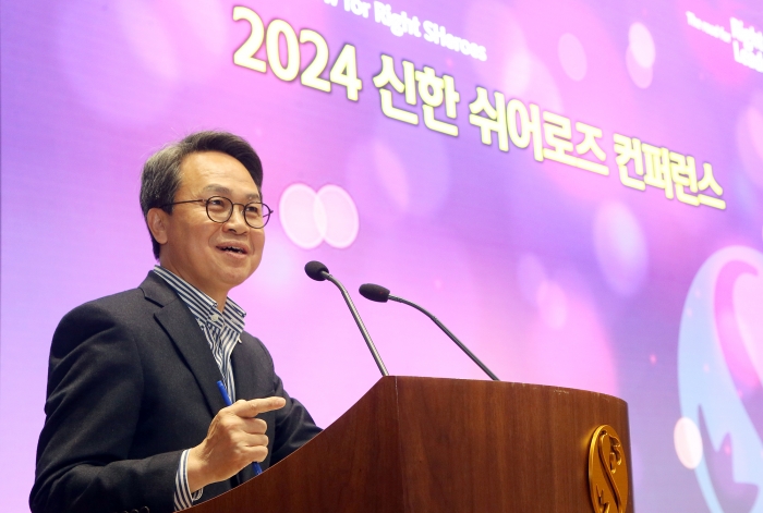 신한금융그룹은 8일 오후 서울시 중구에 위치한 신한금융 본사에서 세계 여성의 날을 기념해 '2024년 신한 쉬어로즈(SHeroes) 컨퍼런스'를 개최했다고 10일 밝혔다. 이날 행사에 참석한 진옥동 신한금융그룹 회장이 축사를 전하고 있다.사진=신한금융그룹 제공