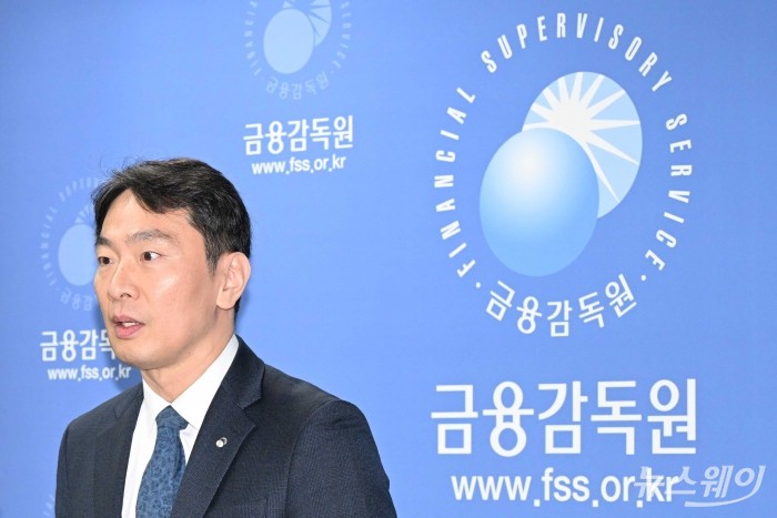 이복현 금융감독원장이 11일 오전 서울 여의도 금융감독원 본원에서 열린 홍콩 H지수 ELS 검사결과(잠정) 및 분쟁조정기준(안) 관련 기자회견에서 모두발언을 하고 있다. 사진=강민석 기자 kms@newsway.co.kr