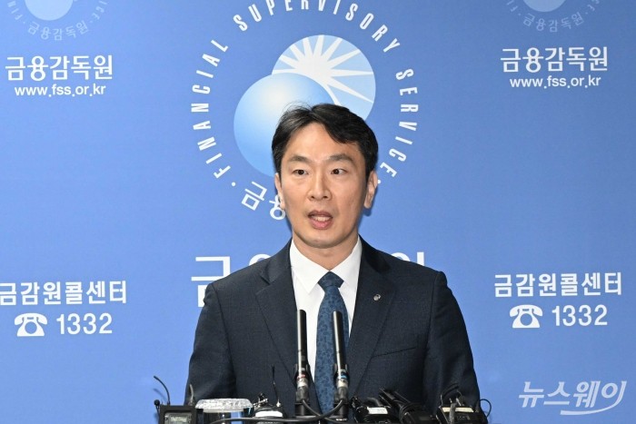 이복현 금융감독원장이 11일 오전 서울 여의도 금융감독원 본원에서 열린 홍콩 H지수 ELS 검사결과(잠정) 및 분쟁조정기준(안) 관련 기자회견에서 모두발언을 하고 있다. 사진=강민석 기자 kms@newsway.co.kr