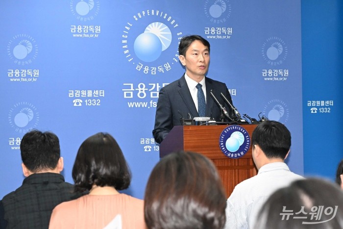 이복현 금융감독원장이 11일 오전 서울 여의도 금융감독원 본원에서 열린 홍콩 H지수 ELS 검사결과(잠정) 및 분쟁조정기준(안) 관련 기자회견에서 모두발언을 하고 있다. 사진=강민석 기자 kms@newsway.co.kr