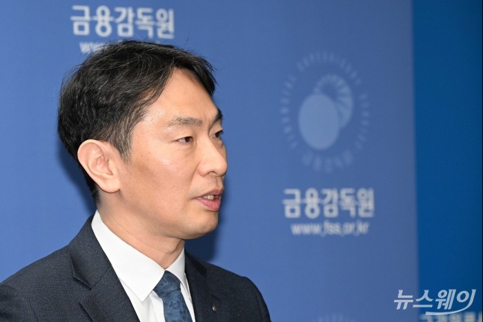 이복현 금융감독원장이 11일 오전 서울 여의도 금융감독원 본원에서 열린 홍콩 H지수 ELS 검사결과(잠정) 및 분쟁조정기준(안) 관련 기자회견에서 모두발언을 하고 있다. 사진=강민석 기자 kms@newsway.co.kr