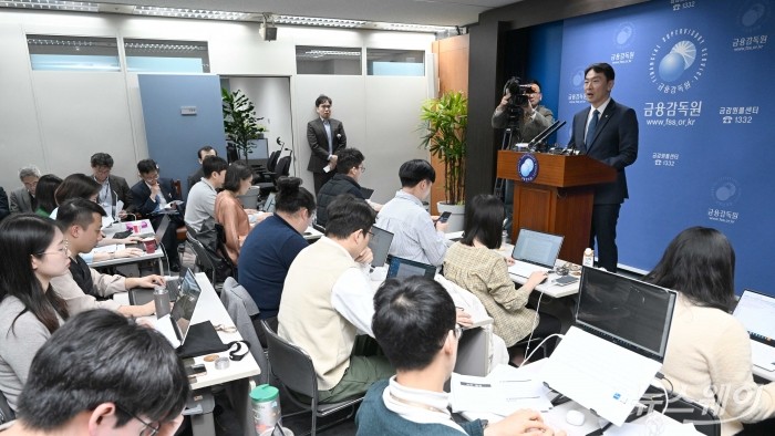 이복현 금융감독원장이 11일 오전 서울 여의도 금융감독원 본원에서 열린 홍콩 H지수 ELS 검사결과(잠정) 및 분쟁조정기준(안) 관련 기자회견에서 모두발언을 하고 있다. 사진=강민석 기자 kms@newsway.co.kr