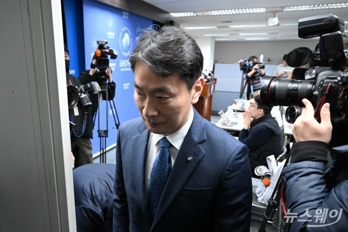 이복현 금융감독원장이 11일 오전 서울 여의도 금융감독원 본원에서 열린 홍콩 H지수 ELS 검사결과(잠정) 및 분쟁조정기준(안) 관련 기자회견에서 모두발언을 마친 후 회견장을 나서고 있다. 사진=강민석 기자 kms@newsway.co.kr