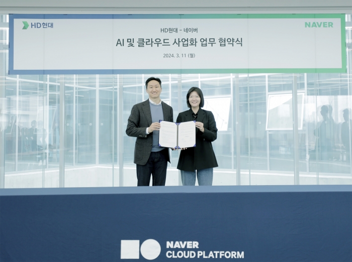 HD현대는 11일(월) 네이버 제2 테이터센터 '각 세종'에서 팀네이버와 '클라우드 전환 및 AI 사업화 추진을 위한 업무협약을 체결했다(사진 왼쪽부터 HD현대 정기선 부회장, 네이버 최수연 대표). 사진=HD현대 제공