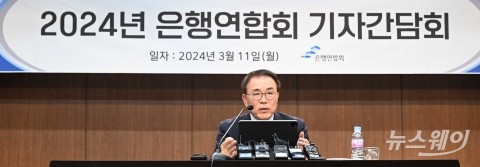 취임 100일 맞은 조용병 "은행, 국민 신뢰 부응하고 경제생태계 선순환 기여해야"