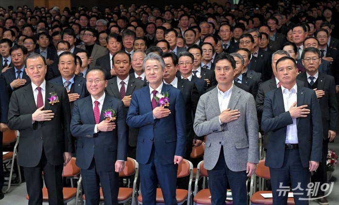 제25대 농협중앙회 강호동 신임 회장이 11일 서울 중구 농협중앙회관에서 열린 취임식에서 국민의례를 하고있다. <br />
홍문표 국민의힘 의원, 윤재옥 국민의힘 원내대표, 강호동 신임회장. 사진=이수길 기자 Leo2004@newsway.co.kr