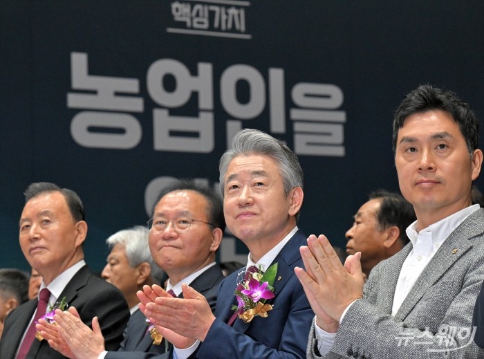 제25대 농협중앙회 강호동 신임 회장이 11일 서울 중구 농협중앙회관에서 열린 취임식에서 박수 치고 있다. 사진=이수길 기자 Leo2004@newsway.co.kr