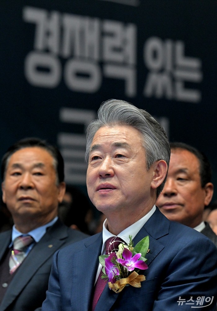 제25대 농협중앙회 강호동 신임 회장이 11일 서울 중구 농협중앙회관에서 열린 취임식에 참석해 자리하고있다. 사진=이수길 기자 Leo2004@newsway.co.kr