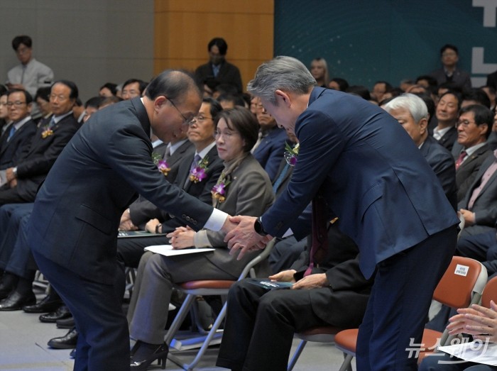 제25대 농협중앙회 강호동 신임 회장이 11일 서울 중구 농협중앙회관에서 열린 취임식에서 참석자와 인사하고있다. 사진=이수길 기자 Leo2004@newsway.co.kr
