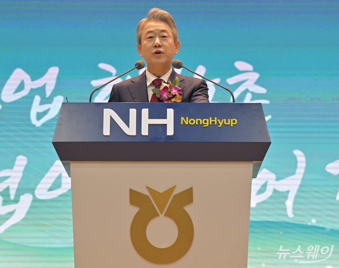 제25대 농협중앙회 강호동 신임 회장이 11일 서울 중구 농협중앙회관에서 열린 취임식에서 취임사를 하고 있다. 사진=이수길 기자 Leo2004@newsway.co.kr