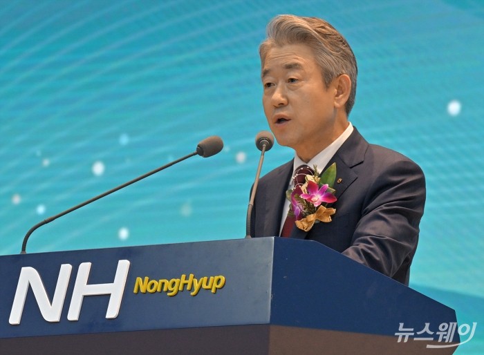 제25대 농협중앙회 강호동 신임 회장이 11일 서울 중구 농협중앙회관에서 열린 취임식에서 취임사를 하고 있다. 사진=이수길 기자 Leo2004@newsway.co.kr
