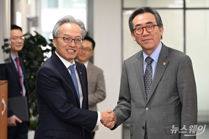 (오른쪽)조태열 외교부 장관과 최진식 한국중견기업연합회 회장이 12일 오후 서울 마포구 한국중견기업연합회에서 열린 '우리 기업의 해외시장 진출 확대를 위해 민관 협력 강화' 회의에 참석하기 앞서 악수를 하고 있다. 사진=강민석 기자 kms@newsway.co.kr