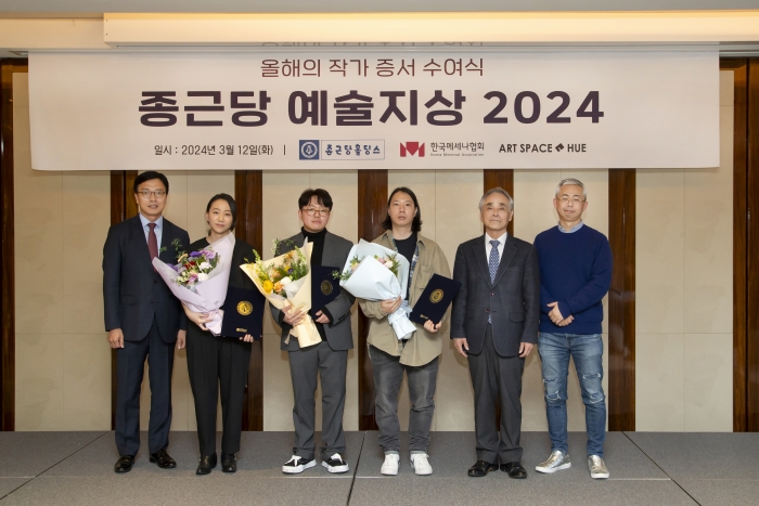 12일 소공동 웨스틴 조선호텔에서 열린 '종근당 예술지상 2024' 올해의 작가 증서 수여식'. 왼쪽부터 한국메세나협회 이충관 사무처장, 장파 작가, 박웅규 작가, 박노완 작가, 종근당홀딩스 김태영 대표이사, 아트스페이스 휴 김노암 대표. 사진=종근당홀딩스 제공
