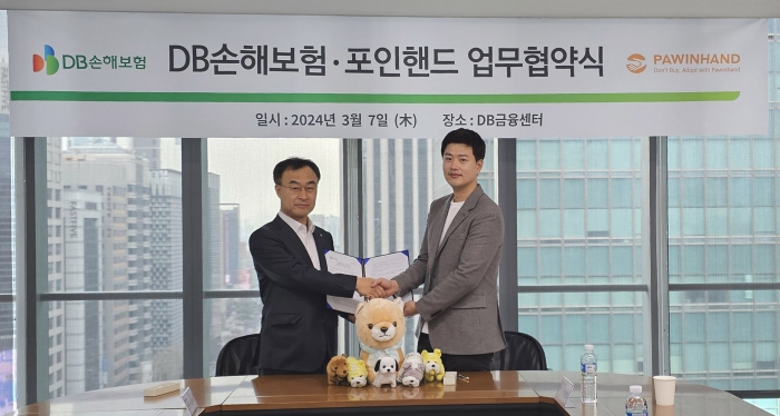7일 서울시 강남구 DB금융센터에서 박성식 DB손해보험 부사장(왼쪽)과 이환희 포인핸드 대표가 업무협약을 맺고 기념촬영을 하고 있다. 사진=DB손해보험 제공