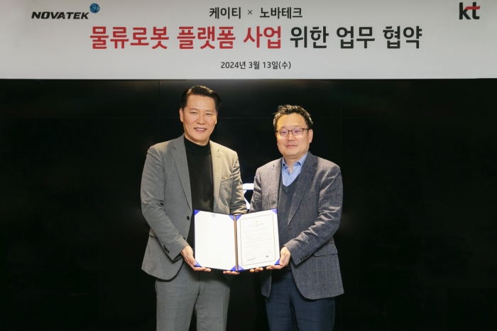13일 이상호 KT AI 로봇사업단 단장(오른쪽)과 송동석 노바테크 대표(왼쪽)가 업무협약을 체결했다. 사진=KT 제공