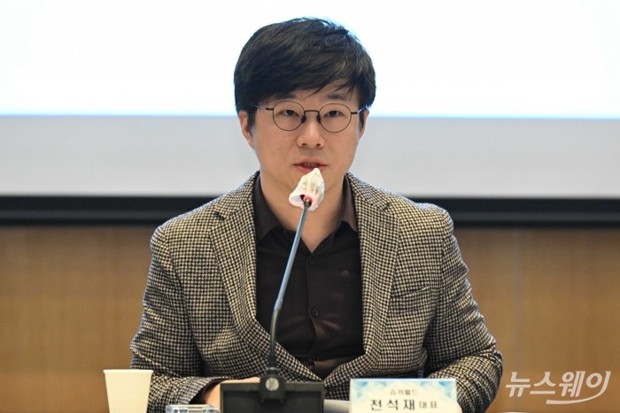 전석재 슈카친구들(슈카월드) 대표이사가 13일 오전 서울 여의도 한국경제인협회 컨퍼런스센터에서 진행된 '개인투자자와 함께하는 열린 토론 행사'에서 사회를 맡고 있다. 사진=강민석 기자 kms@newsway.co.kr