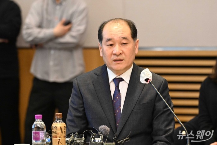 박순혁 작가가 13일 오전 서울 여의도 한국경제인협회 컨퍼런스센터에서 진행된 '개인투자자와 함께하는 열린 토론 행사'에서 발언을 하고 있다. 사진=강민석 기자 kms@newsway.co.kr