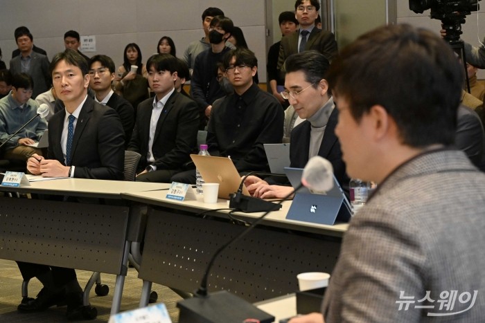 이복현 금융감독원장이 13일 오전 서울 여의도 한국경제인협회 컨퍼런스센터에서 진행된 '개인투자자와 함께하는 열린 토론 행사'에 참석해 사회를 맡은 전석재 슈카친구들(슈카월드) 대표이사의 발언을 듣고 있다. 사진=강민석 기자 kms@newsway.co.kr