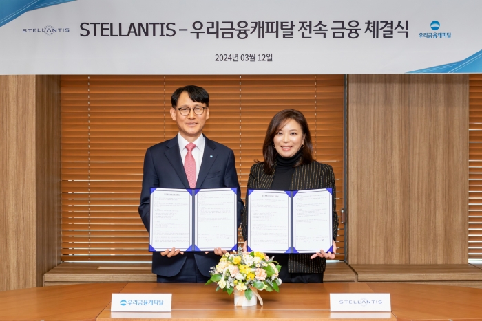 지난 12일 서울 역삼동 우리금융캐피탈 본사에서 열린 전속금융 계약 체결식에서 정연기 우리금융캐피탈 대표이사(왼쪽 첫 번째)와 방실 스텔란티스코리아 대표(왼쪽 두 번째)가 기념촬영을 하고 있다. 사진=우리금융캐피탈 제공
