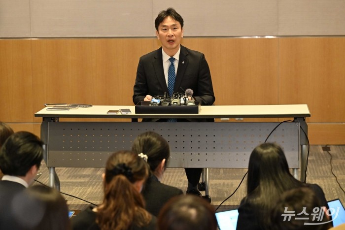 이복현 금융감독원장이 13일 오전 서울 여의도 한국경제인협회 컨퍼런스센터에서 진행된 '개인투자자와 함께하는 열린 토론 행사'를 마친 후 취재진의 질문에 답변하고 있다. 사진=강민석 기자 kms@newsway.co.kr