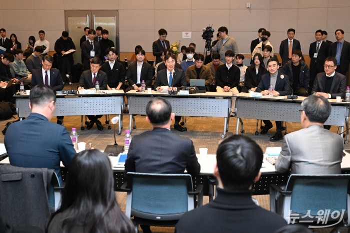 이복현 금융감독원장이 13일 오전 서울 여의도 한국경제인협회 컨퍼런스센터에서 진행된 '개인투자자와 함께하는 열린 토론 행사'에 참석해 모두발언을 하고 있다. 사진=강민석 기자 kms@newsway.co.kr