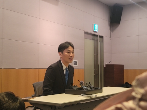 '홍콩 ELS 사태' 고개 숙여 사과한 이복현 금감원장, "유감스럽고 송구하다"