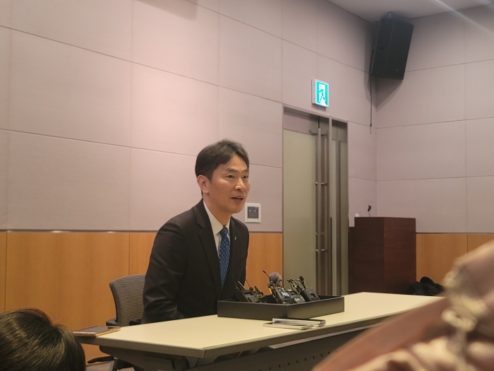 이복현 금융감독원장이 13일 오전 서울 여의도 위치한 한국경제인연합회관에서 기자들을 만나 홍콩H지수 ELS 사태와 관련한 질문에 답하고 있다. 사진=한재희 기자