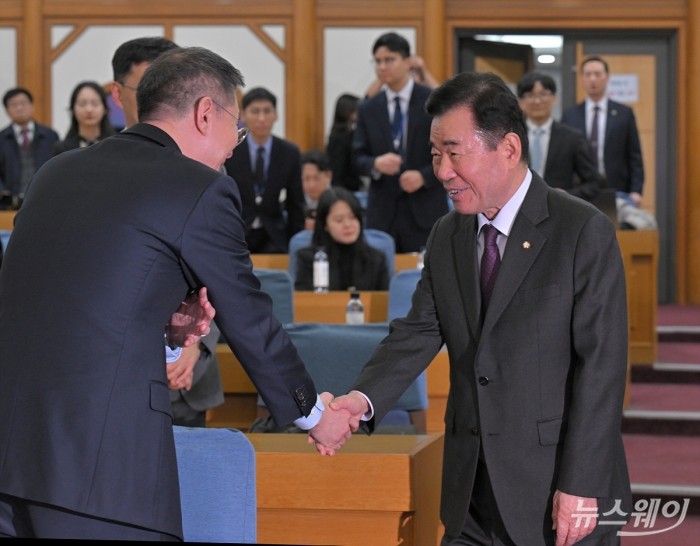 김진표 국회의장이 13일 오후 서울 여의도 국회의원회관에서 열린 '2024 구글코리아 디지털책임위원회 출범식'에서 김경훈 구글코리아 사장과 인사하고 있다. 사진=이수길 기자 Leo2004@newsway.co.kr