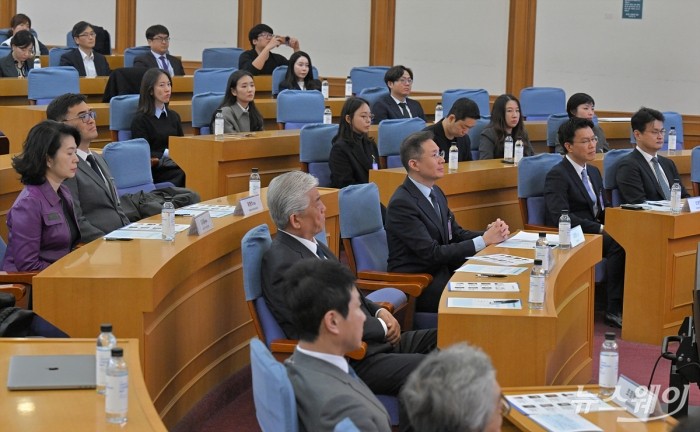 김경훈 구글코리아 사장을 비롯한 김경훈 구글코리아 사장, 유영석 구글코리아커뮤니케이션 총괄, 오지원 구글코리아 대외정책협력 총괄, 신경준 구글플레이 한국 파트너십 총괄, 서황욱 유튜브 한국 및 중화권 파트너십 총괄 등이 13일 오후 서울 여의도 국회의원회관에서 열린 '2024 구글코리아 디지털책임위원회 출범식'에서 김진표 국회의장의 축사를 경청하고 있다. 사진=이수길 기자 Leo2004@newsway.co.kr