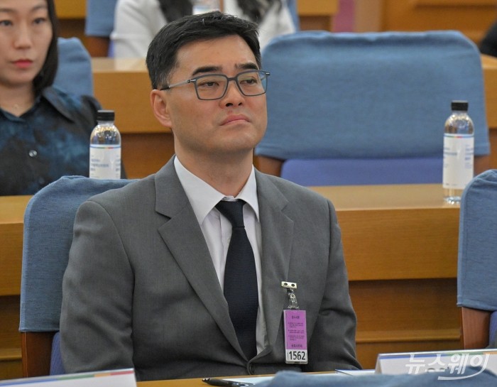 유영석 구글코리아커뮤니케이션 총괄이 13일 오후 서울 여의도 국회의원회관에서 열린 '2024 구글코리아 디지털책임위원회 출범식'에서 김진표 국회의장의 축사를 경청하고 있다. 사진=이수길 기자 Leo2004@newsway.co.kr